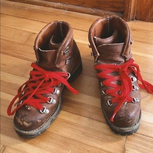 Vintage women’s Danner two tone leather lace up hiking boots. Size 7.5.